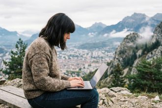 Femme assise sur un banc avec vue sur Grenoble